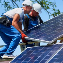 Instalatorzy montują panele fotowoltaiczne. Sprawdź panele fotowoltaiczne cena zestawu 10kw.
