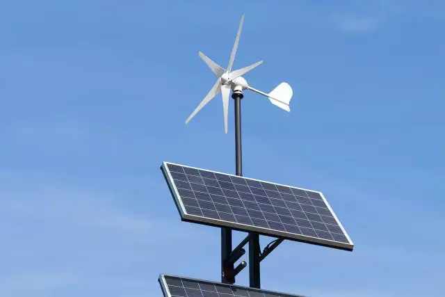Fotowoltaika i turbina wiatrowa - kiedy hybryda ma sens?